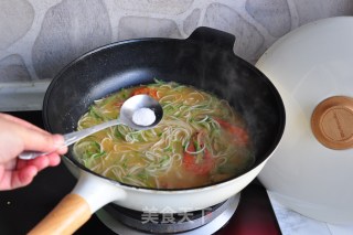 鲜虾萝卜丝热汤面的做法步骤：8