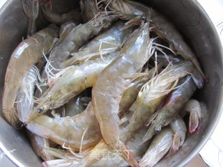 【山东】爆炒海虾的做法步骤：1