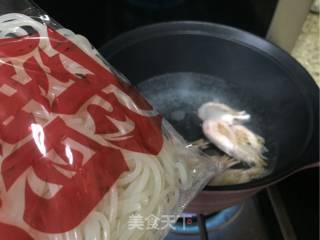 海鲜酸菜牛肉米粉的做法步骤：4