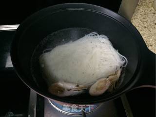 海鲜酸菜牛肉米粉的做法步骤：5