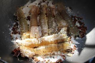 椒盐焗皮皮虾的做法步骤：4