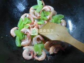 莴笋炒海虾的做法步骤：4