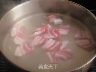 咸肉鲜虾白菜煲的做法步骤：4