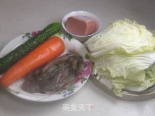 杂蔬鲜虾白菜卷的做法步骤：1