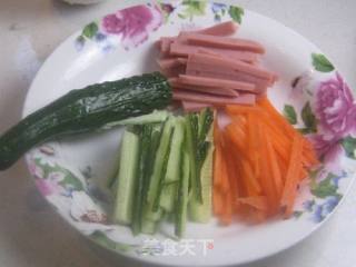 杂蔬鲜虾白菜卷的做法步骤：2