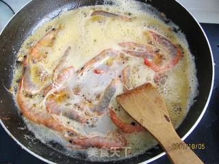 吮指茄汁虾的做法步骤：5