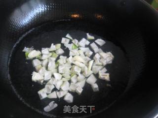 豌豆竹笋炒虾仁的做法步骤：3