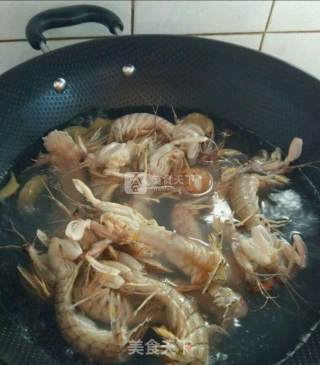 水煮皮皮虾的做法步骤：2