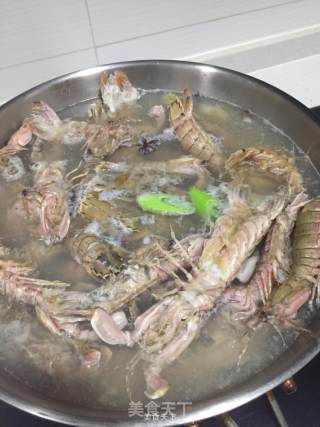 水煮皮皮虾的做法步骤：2
