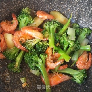西蓝花炒海虾的做法步骤：4