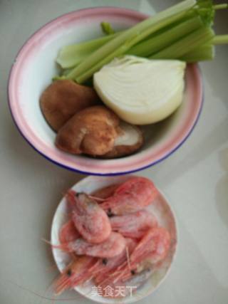 香菇芹菜.虾仁炒饭的做法步骤：1