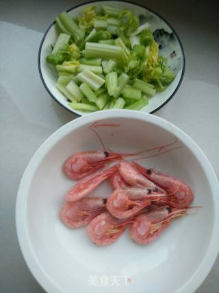 海虾炒芹菜的做法步骤：1