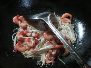 金针菇炒海虾 的做法步骤：4