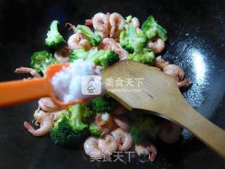 西兰花炒海虾的做法步骤：6