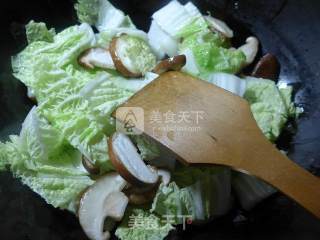 香菇白菜炒海虾的做法步骤：2