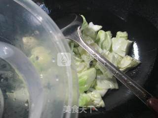圆白菜炒海虾 的做法步骤：3