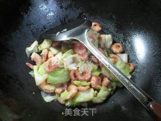 圆白菜炒海虾 的做法步骤：9