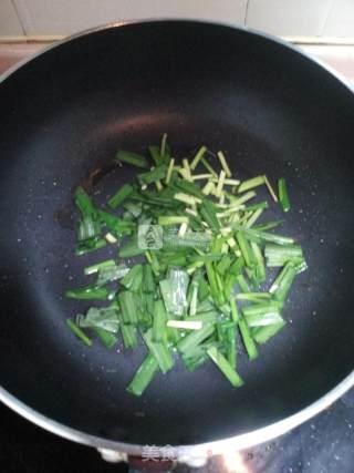 韭菜炒酥虾的做法步骤：4