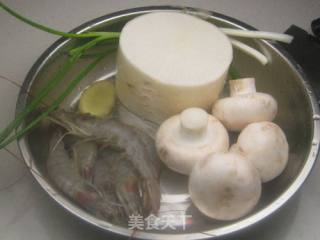 蘑菇海虾萝卜汤--冬季的一道润肺汤的做法步骤：1