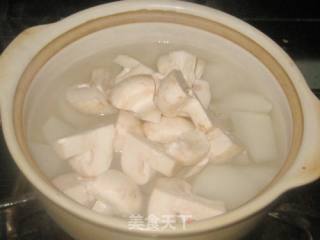 蘑菇海虾萝卜汤--冬季的一道润肺汤的做法步骤：3