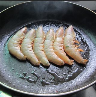 海虾炒滑蛋的做法步骤：4