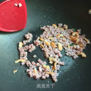 秋葵虾仁火腿炒饭的做法步骤：3