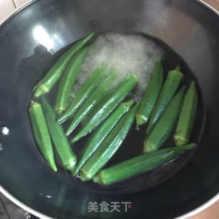 秋葵虾仁火腿炒饭的做法步骤：4
