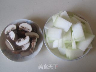 香菇烧冬瓜的做法步骤：1