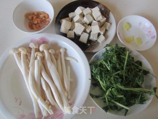 豆腐海鲜菇豆苗蛋花汤的做法步骤：1