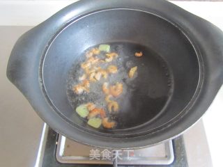 豆腐海鲜菇豆苗蛋花汤的做法步骤：3
