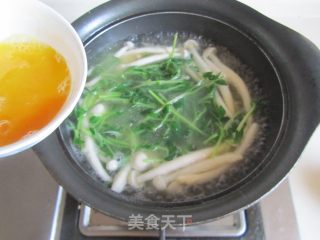 豆腐海鲜菇豆苗蛋花汤的做法步骤：9