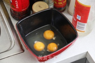 炸酱蒸蛋的做法步骤：1