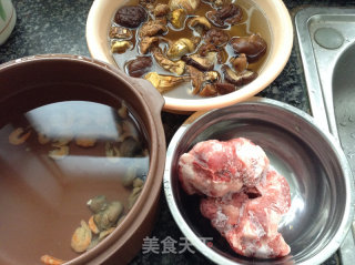 海鲜排骨菌菇汤的做法步骤：1