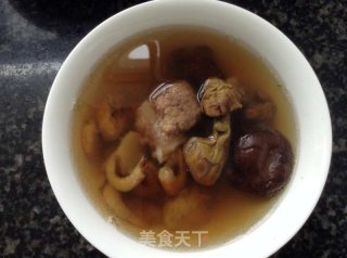 海鲜排骨菌菇汤的做法步骤：4