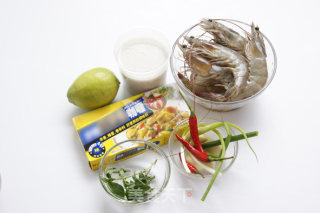 用泰式招牌菜拯救夏日味蕾——泰式咖喱虾的做法步骤：1