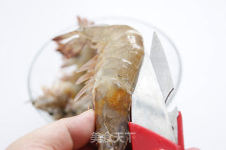 用泰式招牌菜拯救夏日味蕾——泰式咖喱虾的做法步骤：2