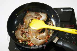 用泰式招牌菜拯救夏日味蕾——泰式咖喱虾的做法步骤：5
