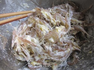 【临沂】酥炸黄金小海虾的做法步骤：3