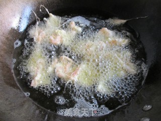 【临沂】酥炸黄金小海虾的做法步骤：5