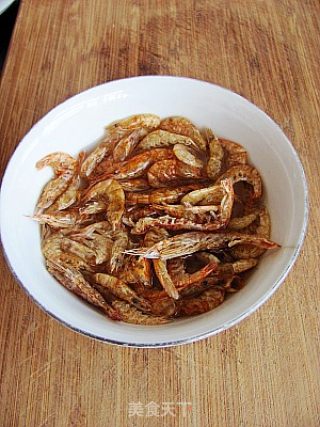 虾干白玉菇烩丝瓜的做法步骤：2