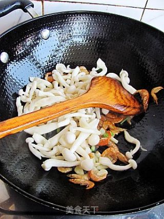 虾干白玉菇烩丝瓜的做法步骤：7