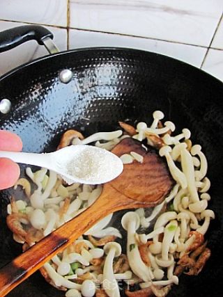 虾干白玉菇烩丝瓜的做法步骤：8