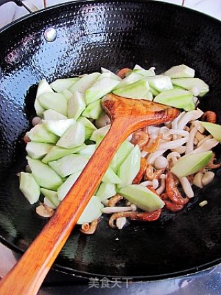 虾干白玉菇烩丝瓜的做法步骤：9