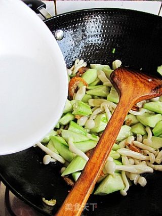 虾干白玉菇烩丝瓜的做法步骤：10