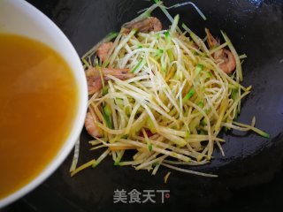 【烟台】鲜虾萝卜丝汤的做法步骤：5