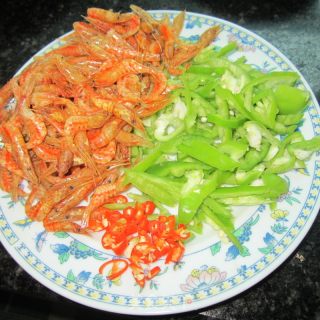 青椒丝炒干虾的做法步骤：2