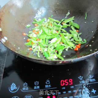 青椒丝炒干虾的做法步骤：3