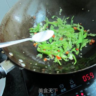 青椒丝炒干虾的做法步骤：4