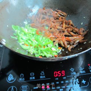 青椒丝炒干虾的做法步骤：6