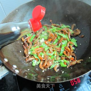 青椒丝炒干虾的做法步骤：8
